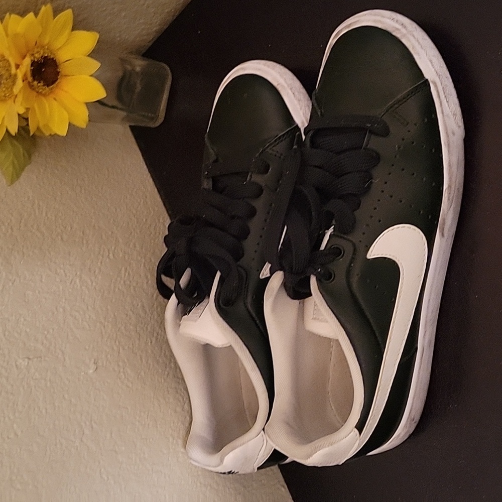 Nike Court Tour black & white sneakers size 8.5
